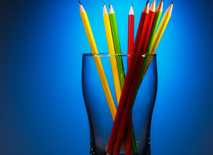 Hier sieht man ein Glas mit Buntstiften