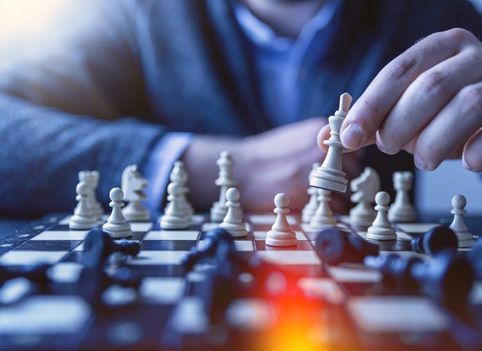 Auf diesem Bild sieht man Menschen Schach spielen