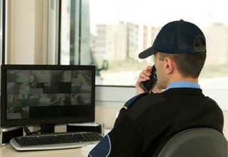 Mitarbeiter telefoniert